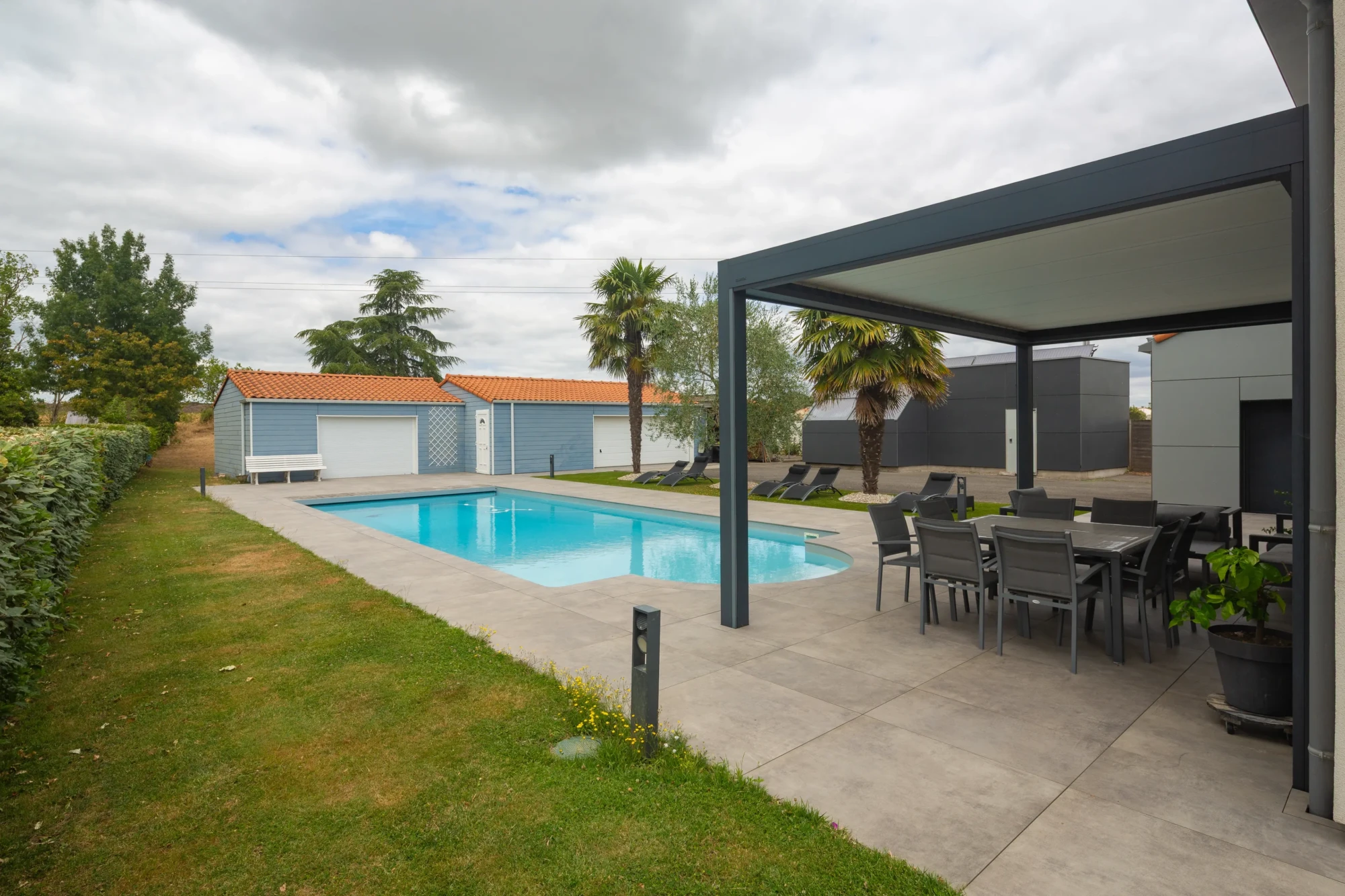 10-pergola-aluminium-anthracite-piscine-basse-goulaine-leaute-paysage