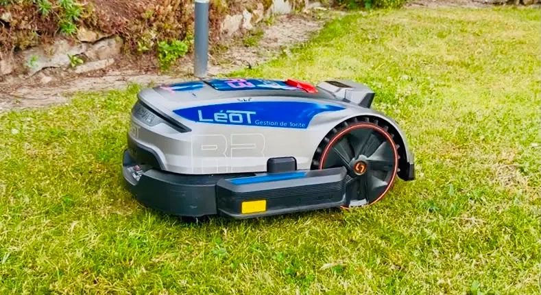 15-robot-tonte-pelouse-le-bignon-leaute-paysage
