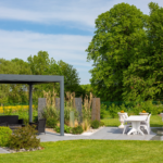 Pergola aluminium sur terrasse bois à Nantes installée par Léauté Paysage