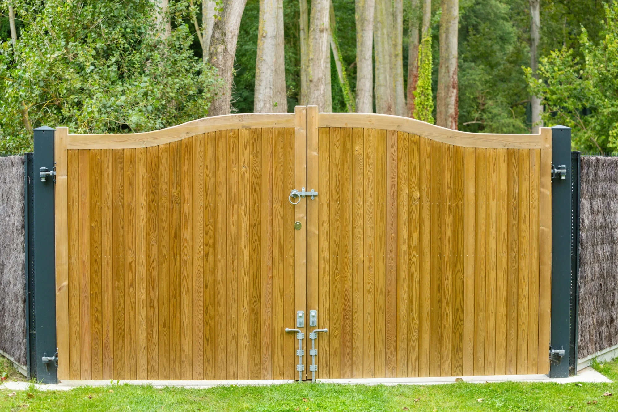 Portail en bois à Nantes installé par Léauté Paysage
