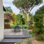 Terrasse en bois exotique et céramique à Nantes réalisée par Léauté Paysage
