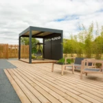Terrasse en bois massif avec pergola à Rezé réalisée par Léauté Paysage