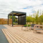 Pergola aluminium bioclimatique au bord de la piscine à Rezé installée par Léauté Paysage