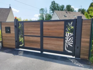 Portail composite à motif végétal à Rezé installé par Léauté Paysage