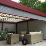 Pergola à toit rigide et rideaux à Saint-Herblain installée par Léauté Paysage