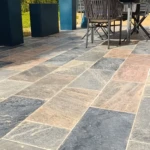 Terrasse en pierre naturelle à Bouguenais réalisée par Léauté Paysage
