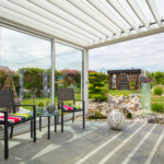 Pergola bioclimatique blanche à Carquefou installée par Léauté Paysage