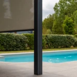 Terrasse en grès cérame au bord de la piscine à Orvault posée par Léauté Paysage