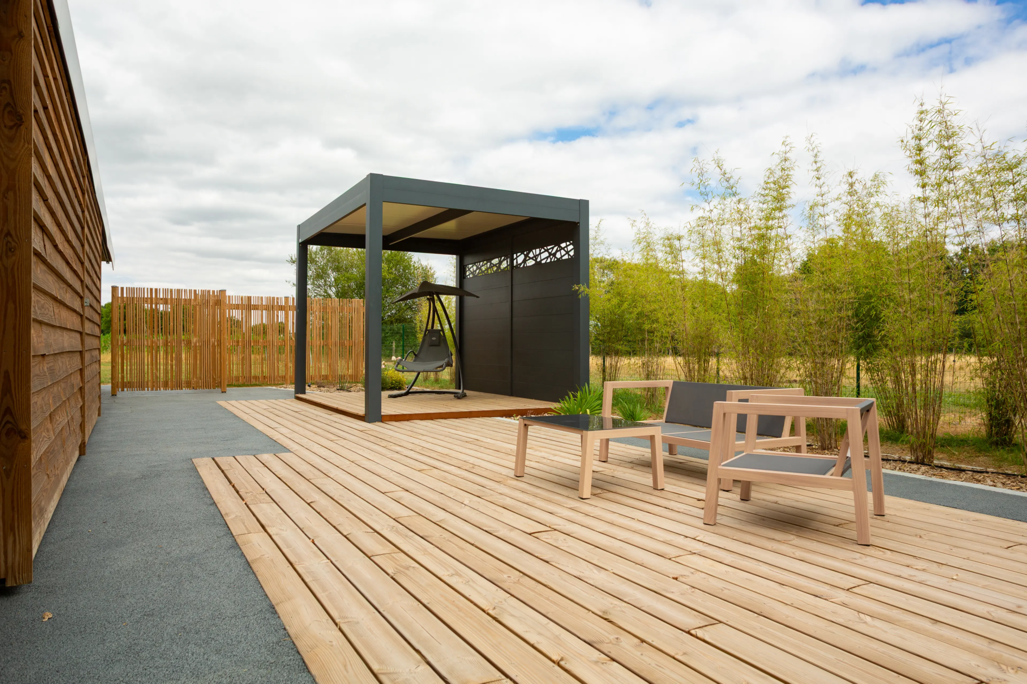 Terrasse en bois massif avec pergola à Rezé réalisée par Léauté Paysage