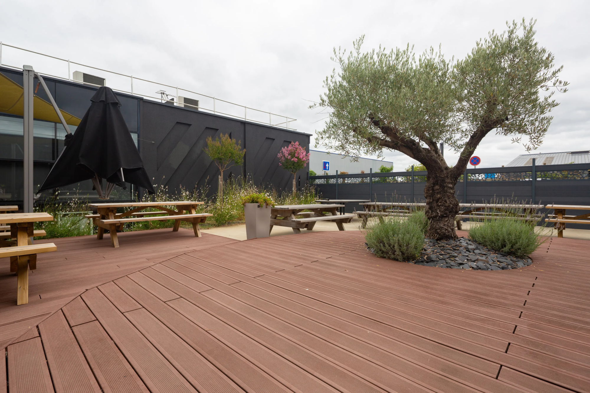 Terrasse en composite à Saint-Herblain aménagée par Léauté Paysage