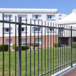 Clôture en acier à barreaudage rond à Saint-Herblain installée par Léauté Paysage