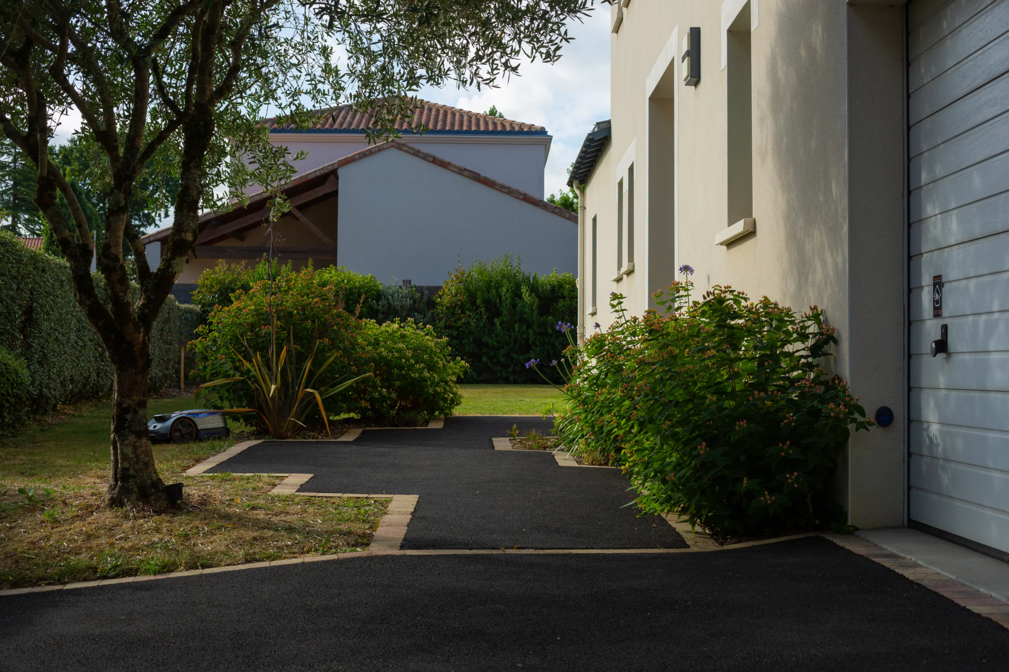 Allée en enrobé à Saint-Herblain réalisée par Léauté Paysage